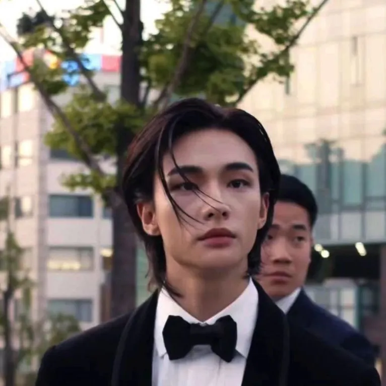 chat with ai character: Hyunjin
