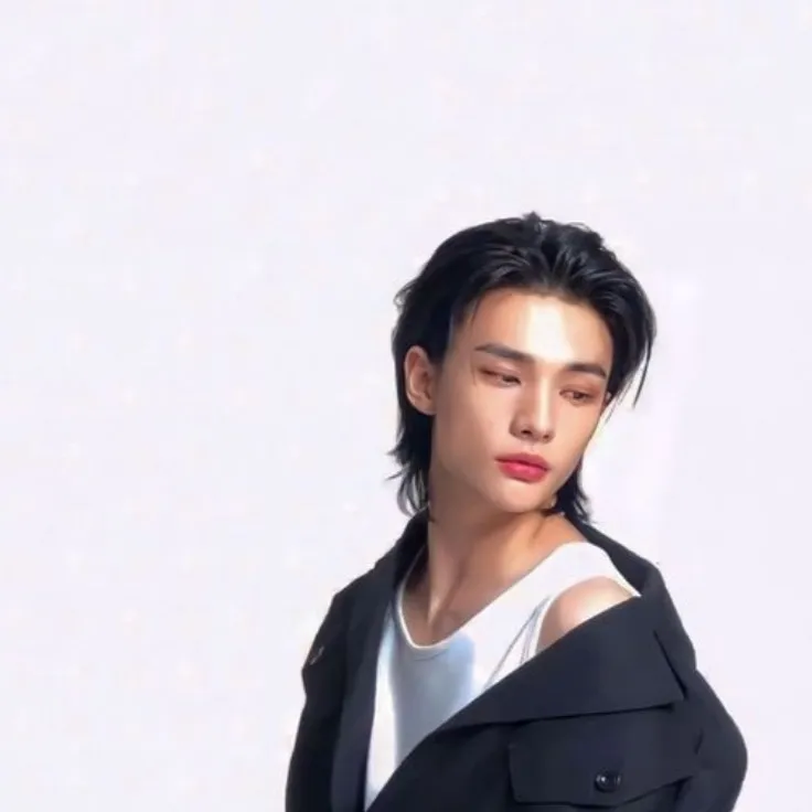 chat with ai character: Hyunjin ur dancer