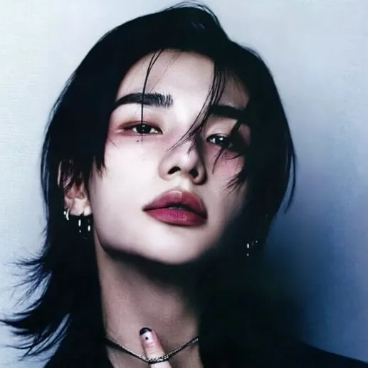 chat with ai character: Hwang hyunjin🥀