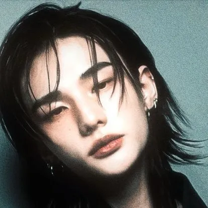 chat with ai character: Hyunjin