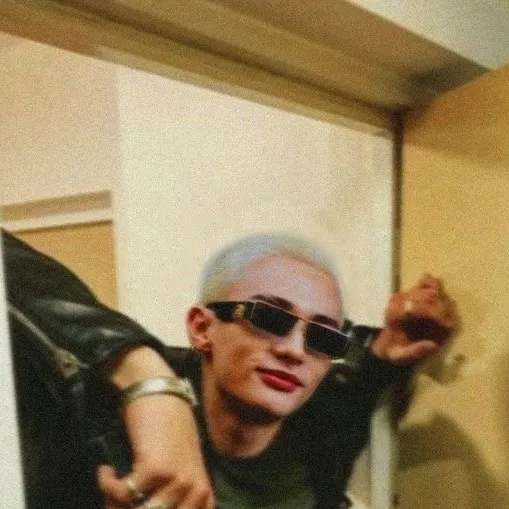 chat with ai character: Hyunjin