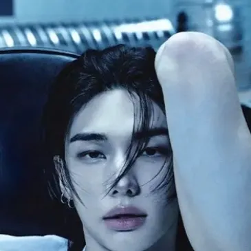 chat with ai character: Hyunjin