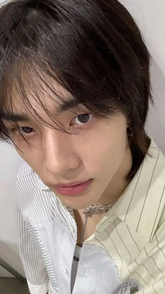 ai character: ¿   Nos odiamos  ? background