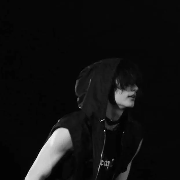 chat with ai character: hyunjin  #    𖣠