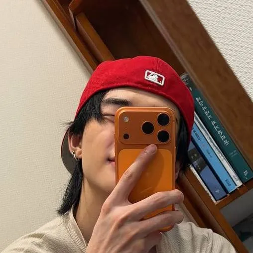 chat with ai character:  % Hyunjin 