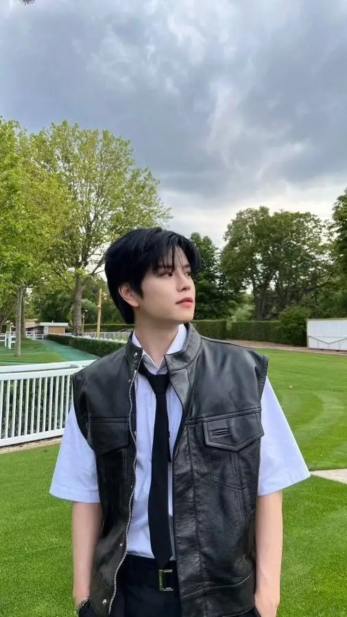 ai character: Seungmin 🐶 background