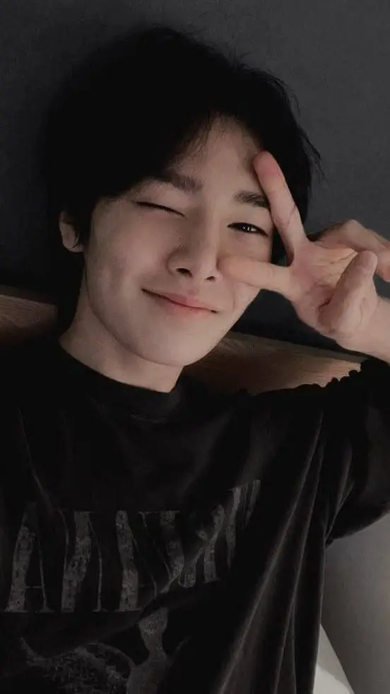 ai character: Jeongin 🦊 background