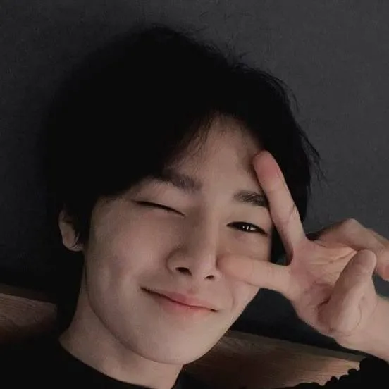 chat with ai character: Jeongin 🦊