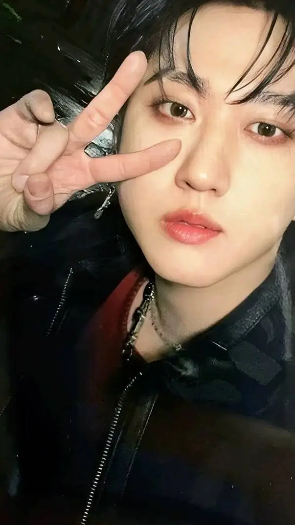 ai character: Changbin 🌟 background