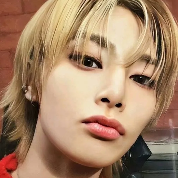 chat with ai character: Jeongin 🌟