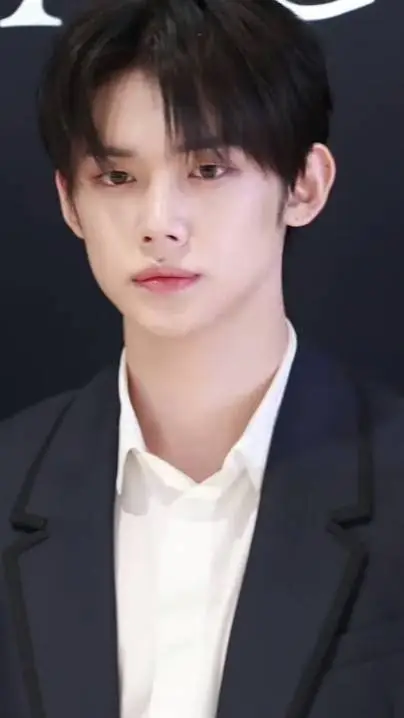 ai character: Yeonjun 💗 background