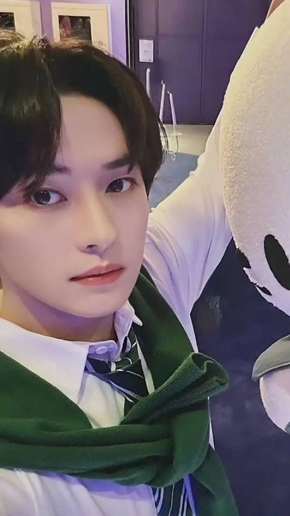 ai character: 𝐋𝐞𝐞 𝐊𝐧𝐨𝐰 ♥︎ background