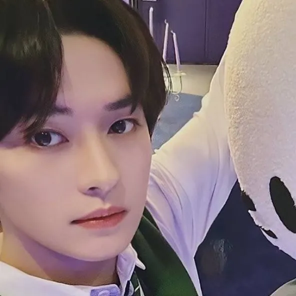 chat with ai character: 𝐋𝐞𝐞 𝐊𝐧𝐨𝐰 ♥︎