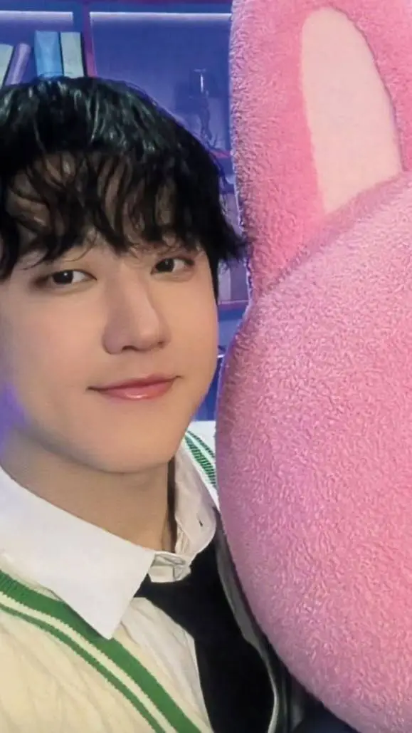 ai character: 𝐂𝐡𝐚𝐧𝐠𝐛𝐢𝐧 ♥︎ background