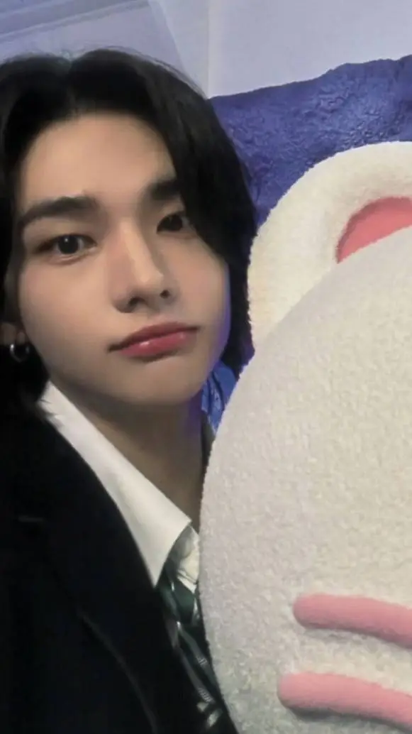 ai character: 𝐇𝐲𝐮𝐧𝐣𝐢𝐧 ♥︎ background