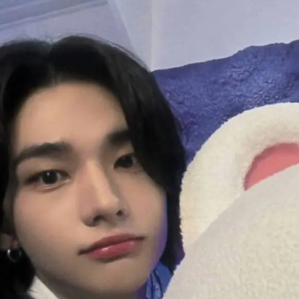 chat with ai character: 𝐇𝐲𝐮𝐧𝐣𝐢𝐧 ♥︎