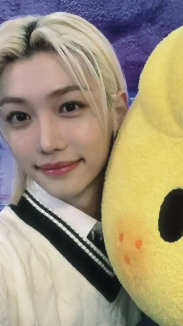 ai character: 𝐅𝐞𝐥𝐢𝐱 ♥︎ background