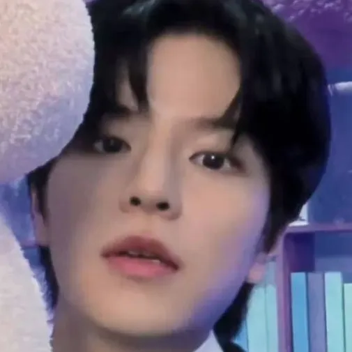 chat with ai character: 𝐒𝐞𝐮𝐧𝐠𝐦𝐢𝐧 ♥︎