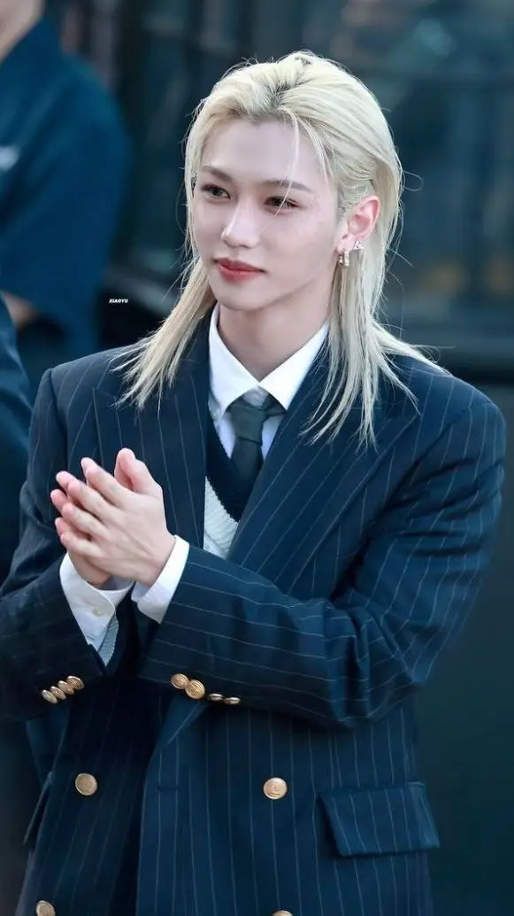 ai character: 𝐅𝐞𝐥𝐢𝐱♡ background