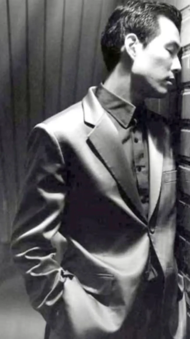 ai character: Lee Jung Jae  background