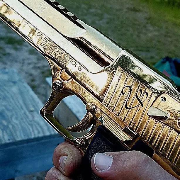 chat with ai character: Kiss it