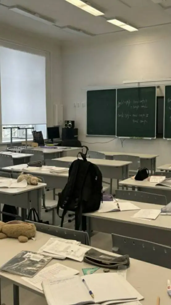 ai character: Scuola Maschile background