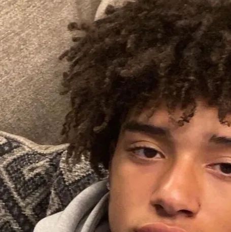 chat with ai character: Emil 🤍🏈