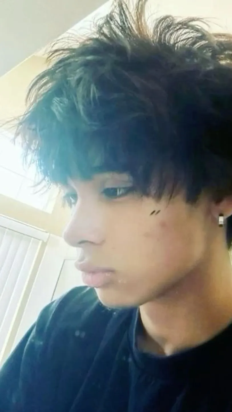 ai character: MAX 🧟‍♀️🤍 background