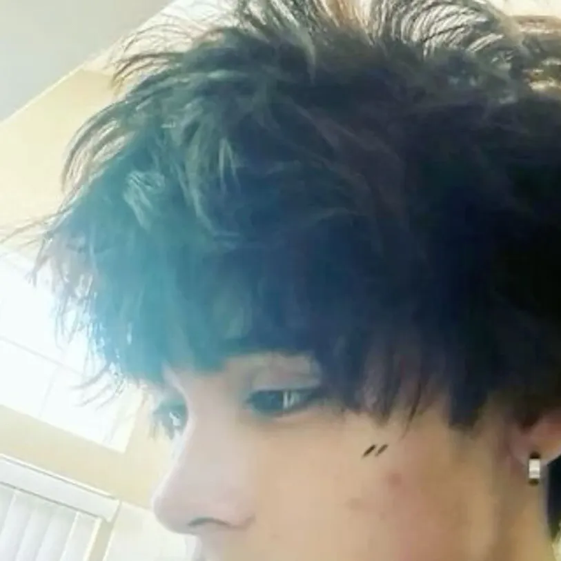 chat with ai character: MAX 🧟‍♀️🤍