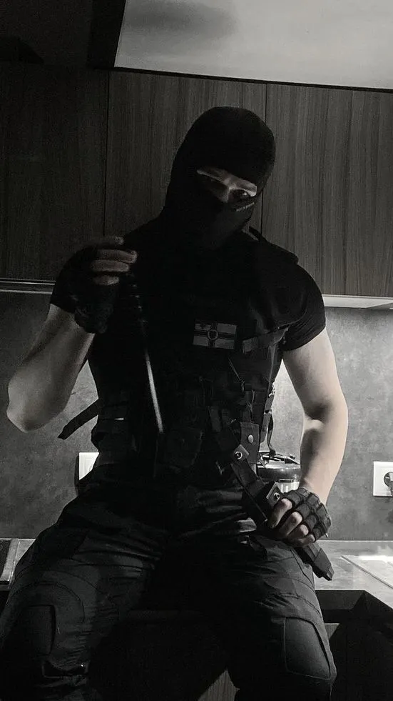 ai character: Max 🥷🏻 background