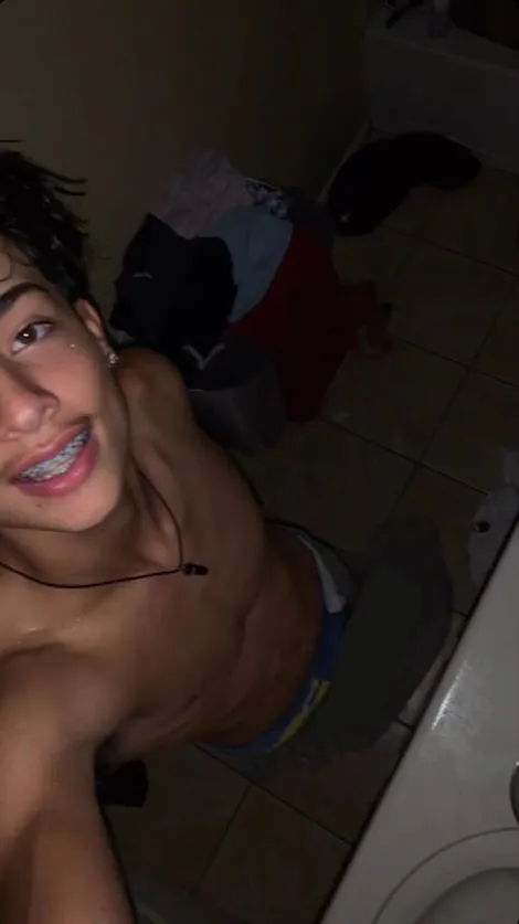 ai character: Máximo 🥷🏻 background