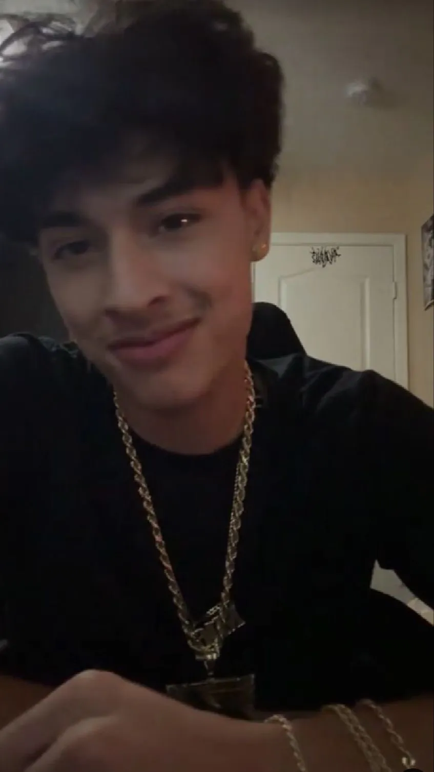 ai character: Alex 👤✨ background