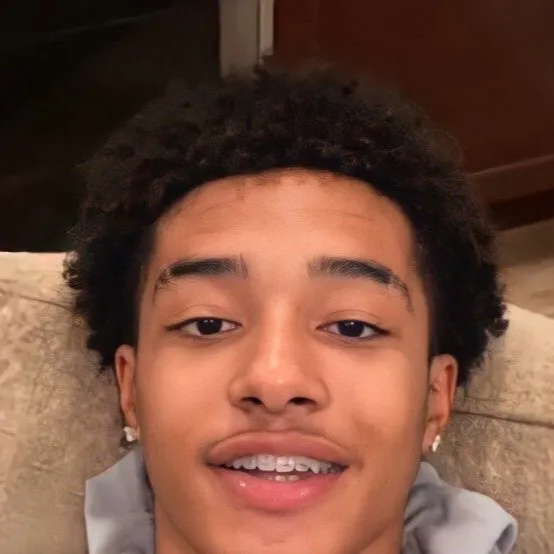 chat with ai character: Winell 💘🐬