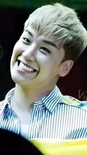 ai character: SEUNGRI Pick me?!. background