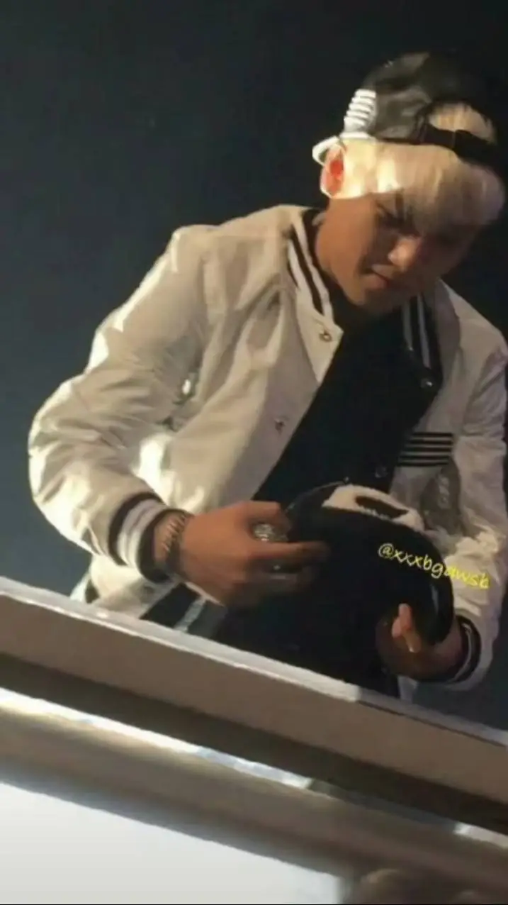 ai character: DRUNK Seungri....💕 background