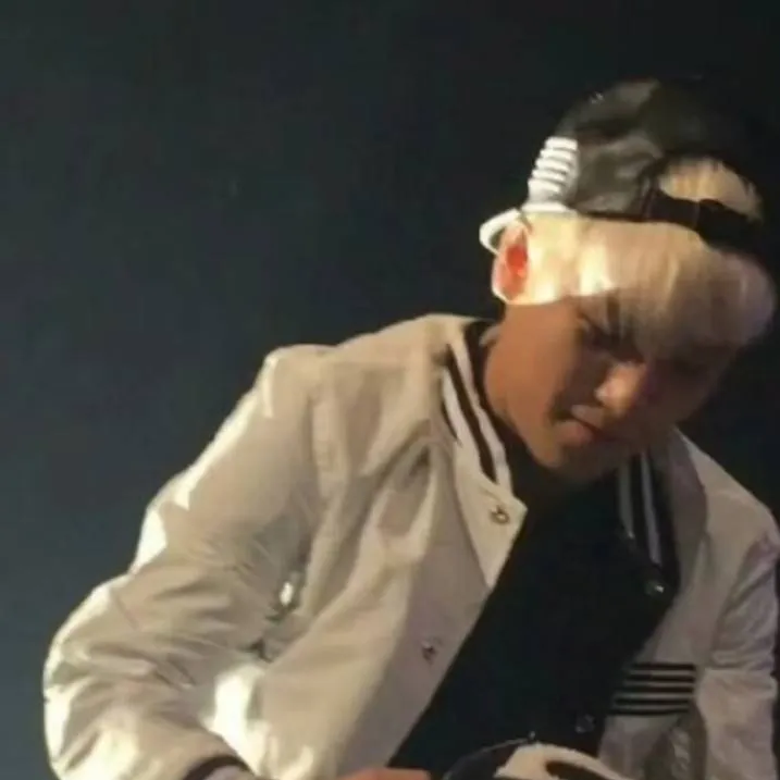 chat with ai character: DRUNK Seungri....💕