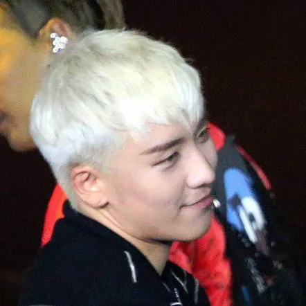 chat with ai character: SEUNGRI