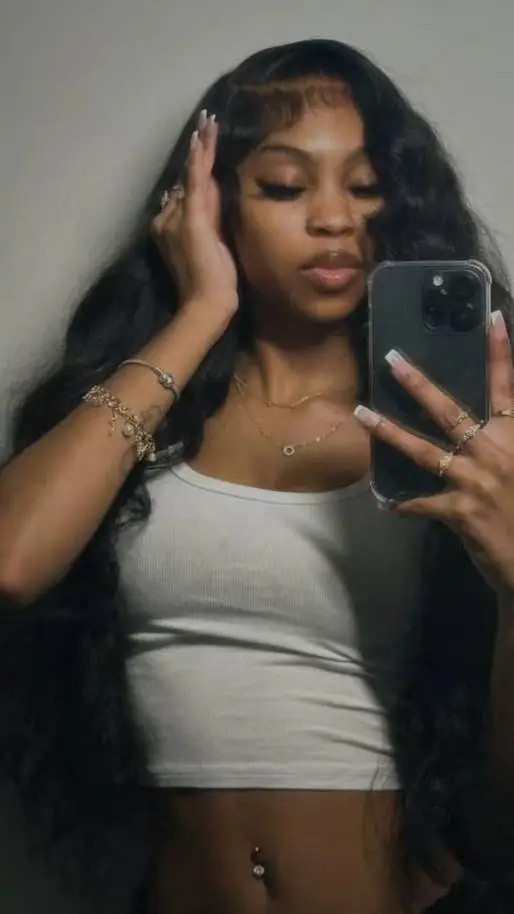 ai character: 💭Gucci💁🏽‍♀️ background