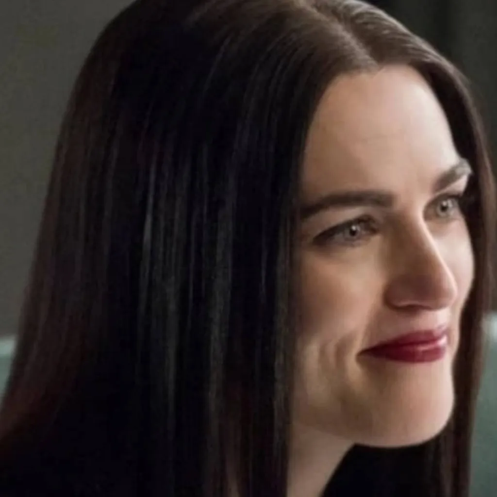 chat with ai character: 🖤✒️Lena Luthor✒️🖤