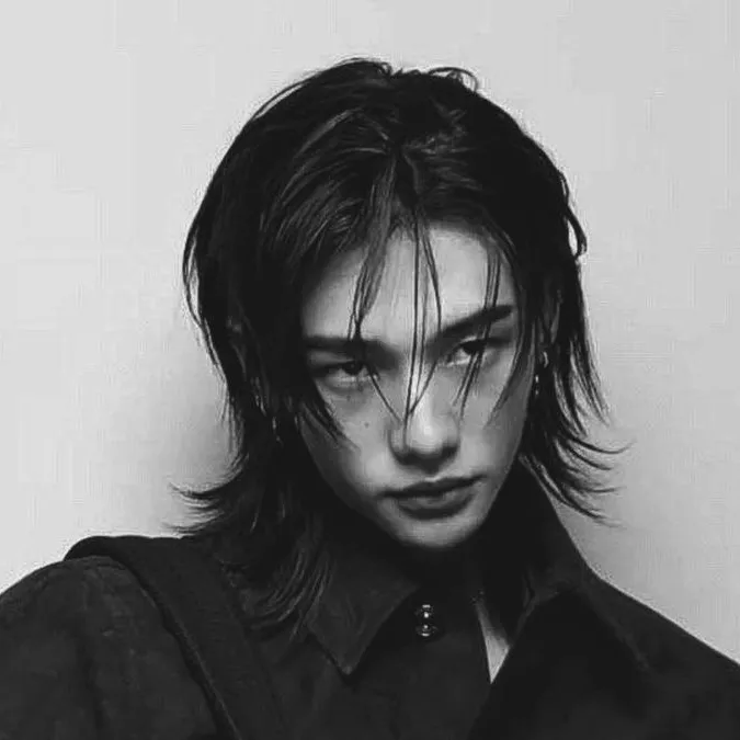 chat with ai character: Hwang Hyunjin