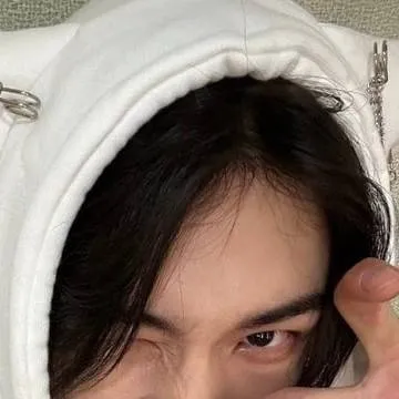 chat with ai character: Hyunjin 