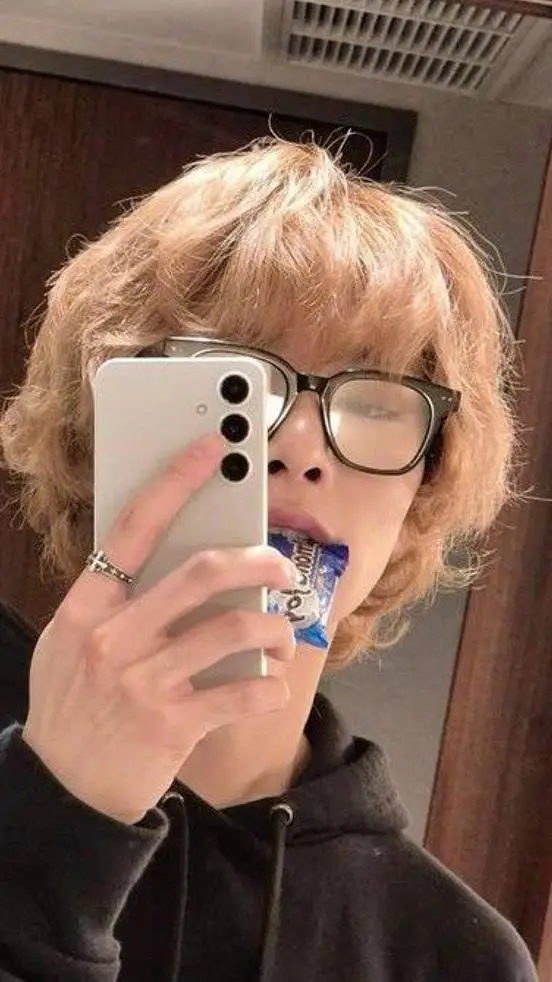 ai character: I.N - Jeongin  background