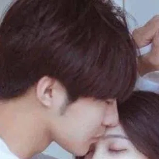 chat with ai character: 💙college yeear💙