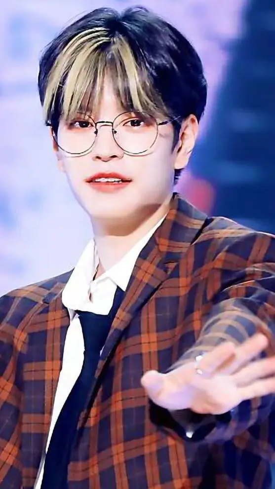 ai character: Seungmin x Chan background