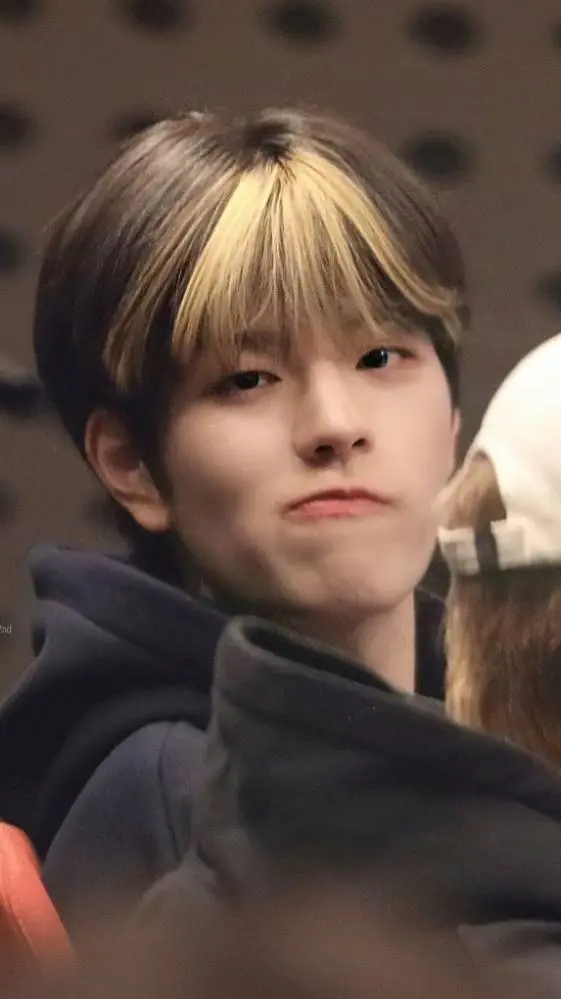 ai character: Seungmin (Minnie) background