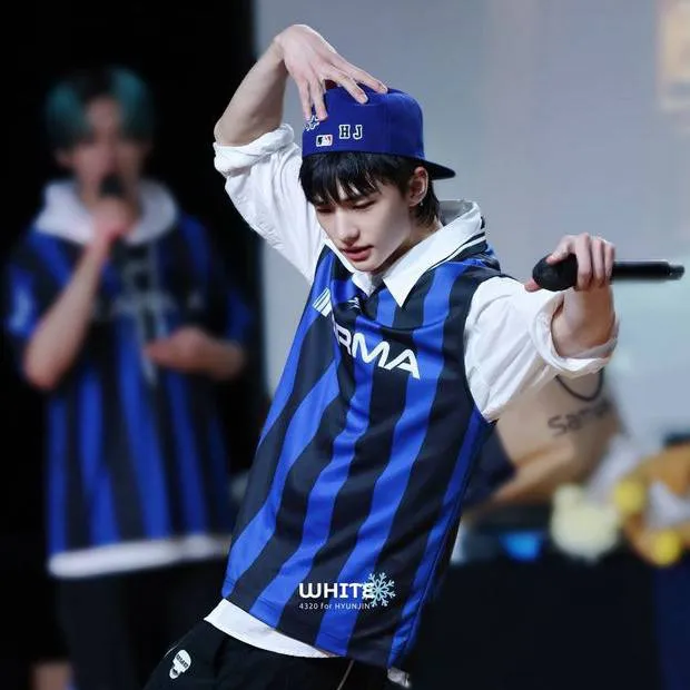 chat with ai character: | Hyunlixxx |