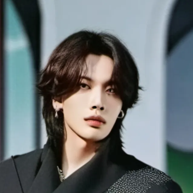 chat with ai character: Hwang Hyunjin❤️‍🩹