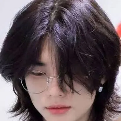 chat with ai character: Hwang Hyunjin ❤
