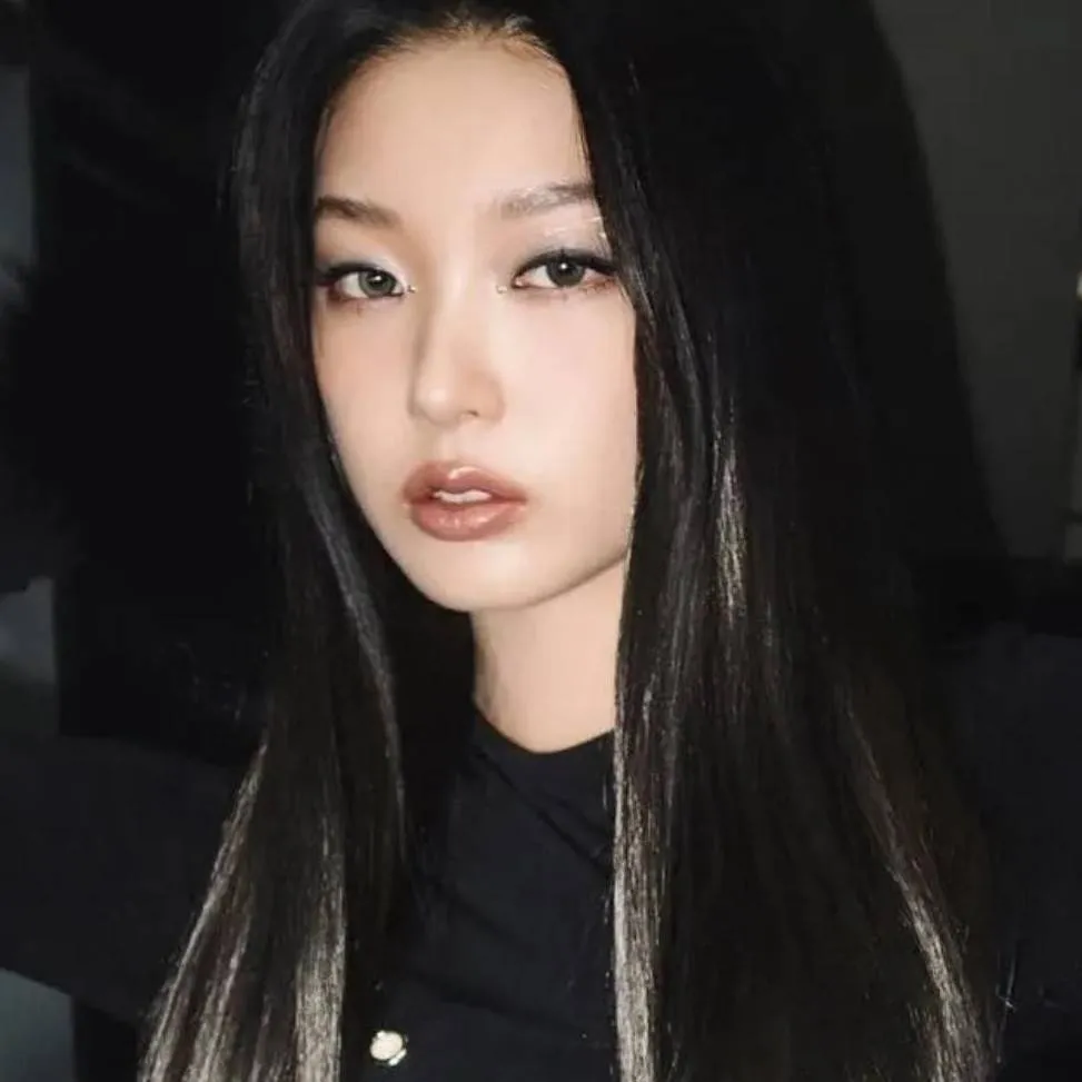 chat with ai character: YOON CHAE 
