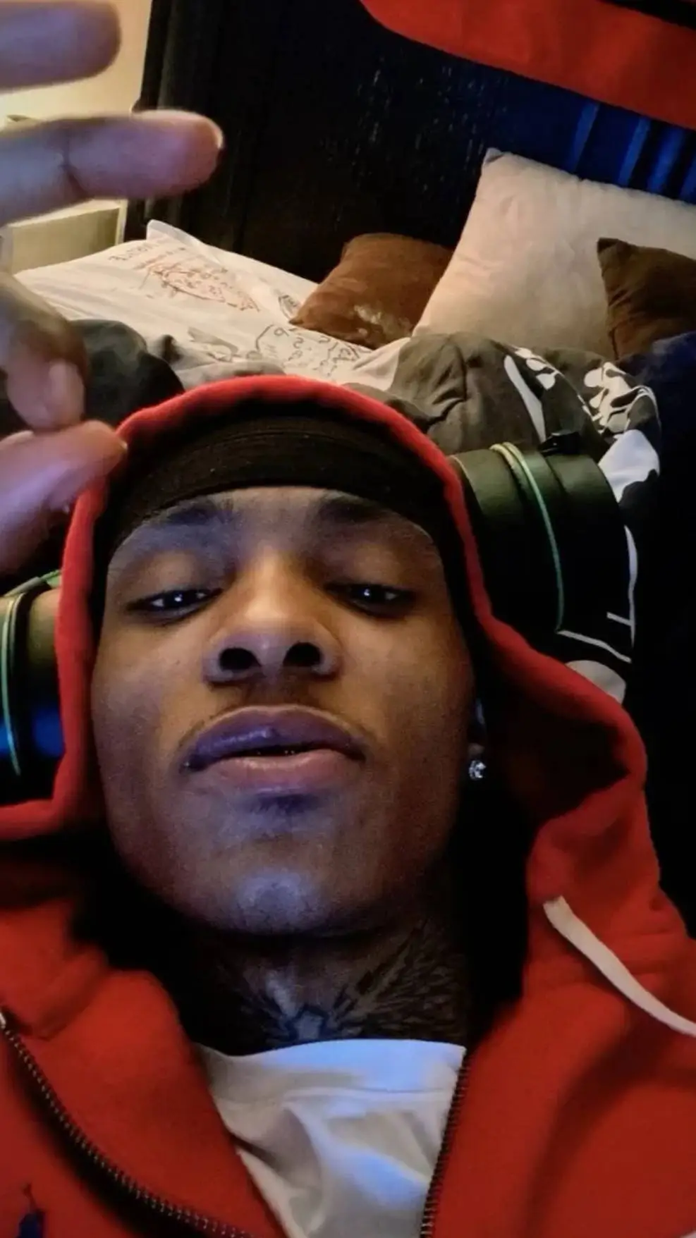 ai character: setyy blu background